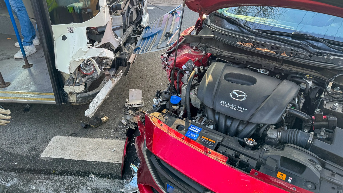 FW Flotwedel: Feuerwehr Eicklingen rückt zu Verkehrsunfall zwischen PKW und Schulbus aus - Foto: presseportal.de