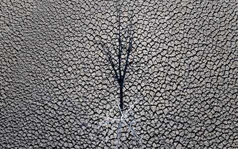 Ausgetrockneter Stausee im spanischen Vilanova de Sau. - Foto: Emilio Morenatti/AP/dpa