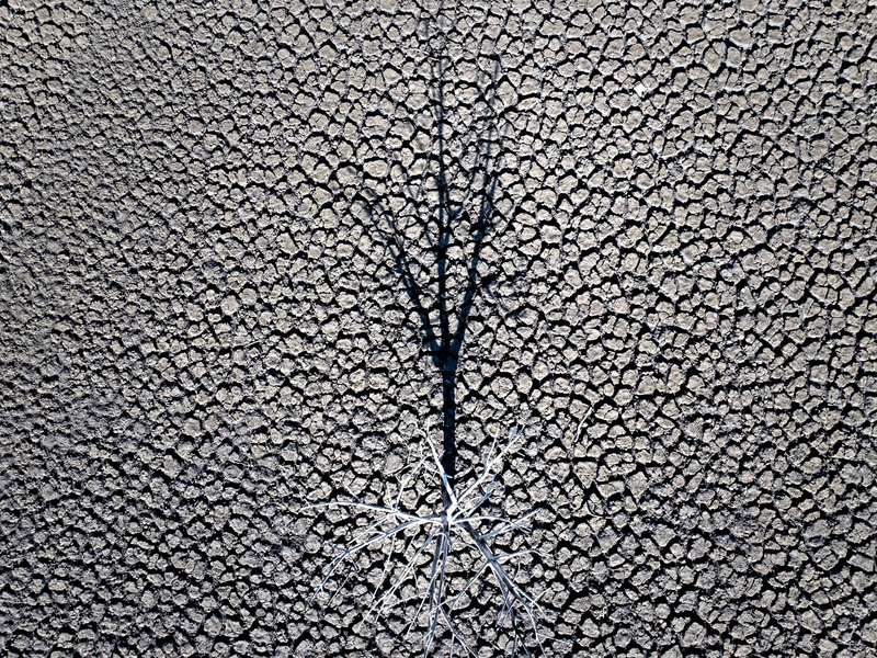 Ausgetrockneter Stausee im spanischen Vilanova de Sau. - Foto: Emilio Morenatti/AP/dpa