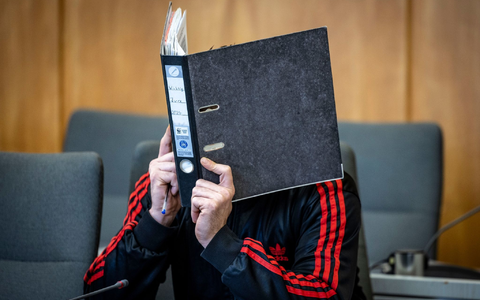 Der Angeklagte verbirgt im Landgericht sein Gesicht hinter einem Aktenordner. - Foto: Christoph Reichwein/dpa Der Angeklagte verbirgt im Landgericht sein Gesicht hinter einem Aktenordner. - Foto: Christoph Reichwein/dpa