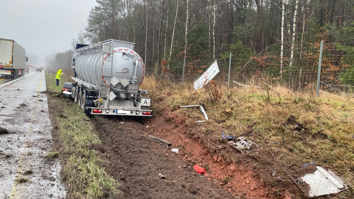 POL-PDKL: Sattelzug landet im Grünstreifen... - Foto: presseportal.de