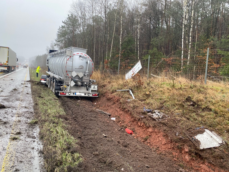 POL-PDKL: Sattelzug landet im Grünstreifen... - Foto: presseportal.de
