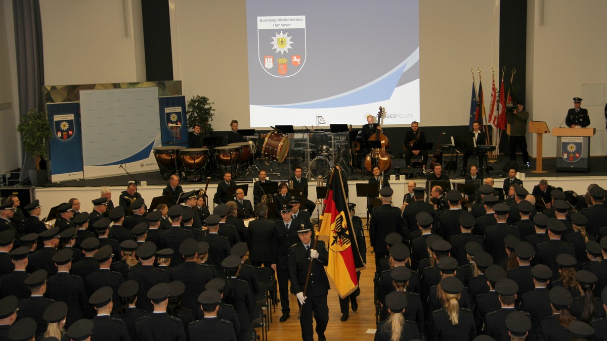 BPOLD-H: Die Bundespolizeidirektion Hannover begrüßt feierlich 184 neue Kolleginnen und Kollegen! - Foto: presseportal.de