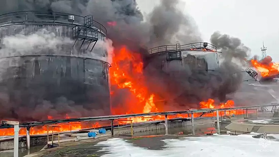 Feuer in Öllagern im russischen Klintsy im Januar diesen Jahres. - Bild: Uncredited/Governor of Bryansk Region Alexander Bogomaz telegram channel AV BogomaZ/AP/dpa