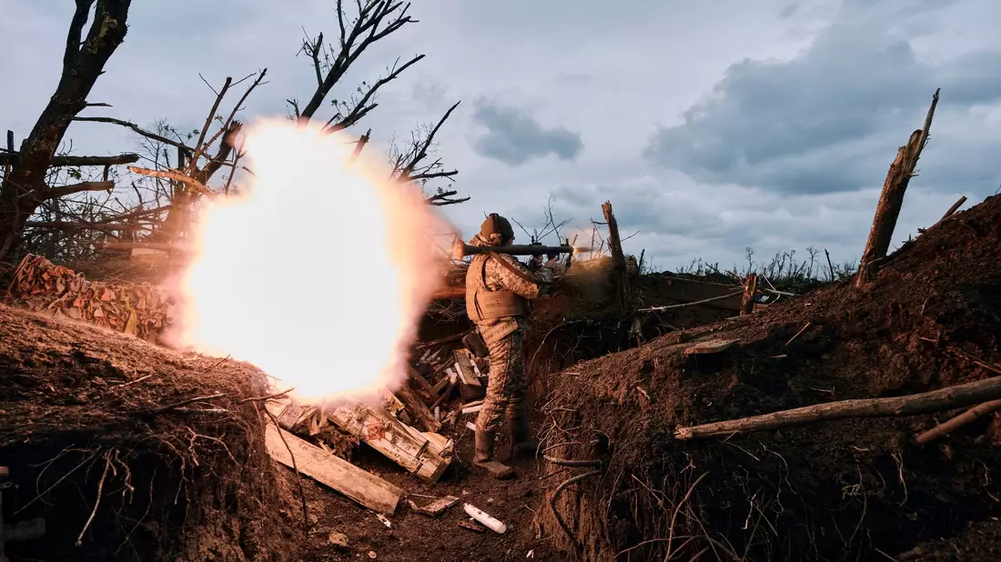 Ein ukrainischer Soldat feuert eine Panzerfaust auf russische Stellungen an der Frontlinie in der Nähe von Awdijiwka in der Region Donezk ab. - Bild: LIBKOS/AP/dpa