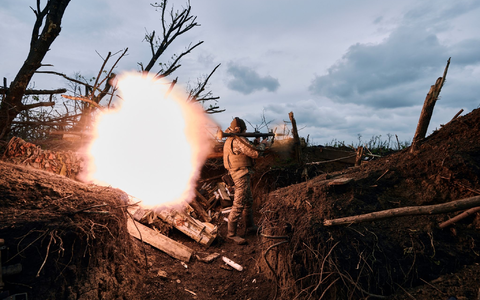 Ein ukrainischer Soldat feuert eine Panzerfaust auf russische Stellungen an der Frontlinie in der Nähe von Awdijiwka in der Region Donezk ab. - Foto: LIBKOS/AP/dpa