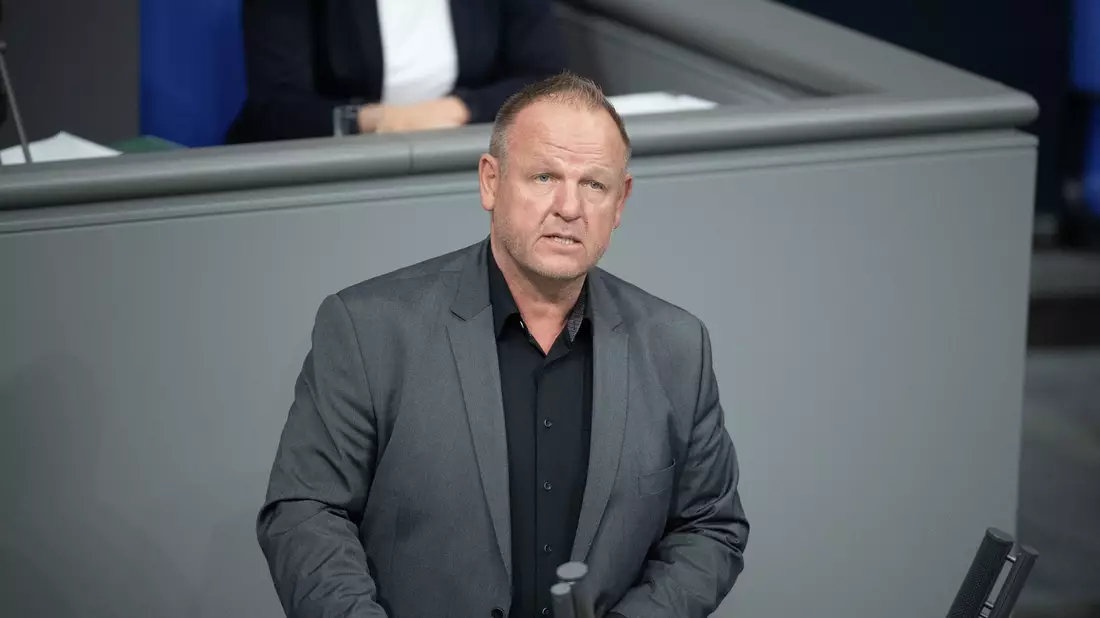 Der AfD-Obmann Kay-Uwe Ziegler soll sich mit einem Schild mit dem Zusatz «Ausschussvorsitzender» in den Gesundheitsausschuss gesetzt haben. - Bild: Kilian Genius/dpa