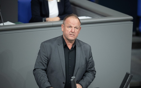 Der AfD-Obmann Kay-Uwe Ziegler soll sich mit einem Schild mit dem Zusatz «Ausschussvorsitzender» in den Gesundheitsausschuss gesetzt haben. - Foto: Kilian Genius/dpa Der AfD-Obmann Kay-Uwe Ziegler soll sich mit einem Schild mit dem Zusatz «Ausschussvorsitzender» in den Gesundheitsausschuss gesetzt haben. - Foto: Kilian Genius/dpa