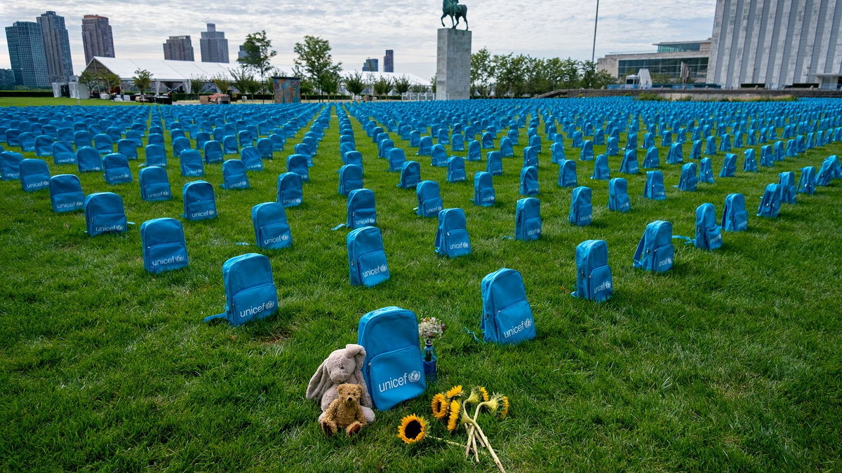 Die von Unicef organisierte Installation in New York veranschaulicht das Ausmaß von Kindersterblichkeit in Konfliktgebieten im Jahr 2018. - Foto: Craig Ruttle/FR61802 AP/dpa