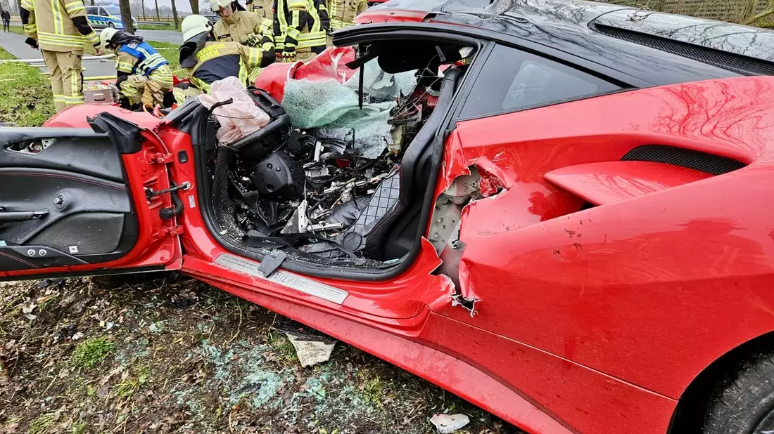 FW Olfen: Schwerer Verkehrsunfall auf Vinnumer Landweg fordert zwei Verletzte - Rettungshubschrauber im Einsatz - Bild: presseportal.de