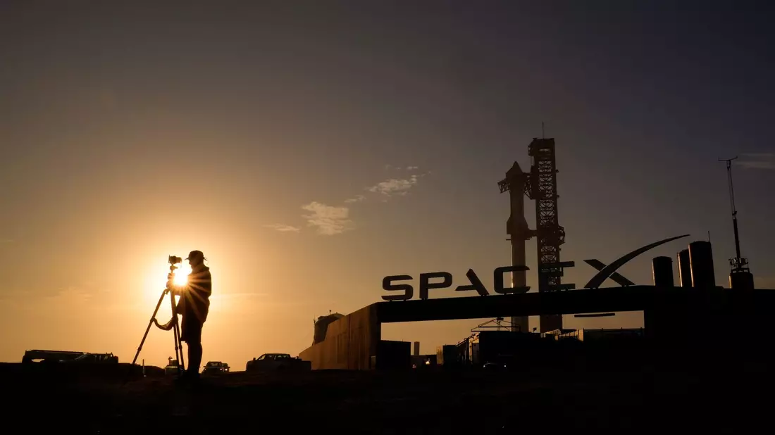 Ein Fotograf bereitet sich darauf vor, Fotos von der SpaceX-Megarakete «Starship» zu machen, während sie für einen Testflug von der Starbase vorbereitet wird. - Bild: Eric Gay/AP/dpa