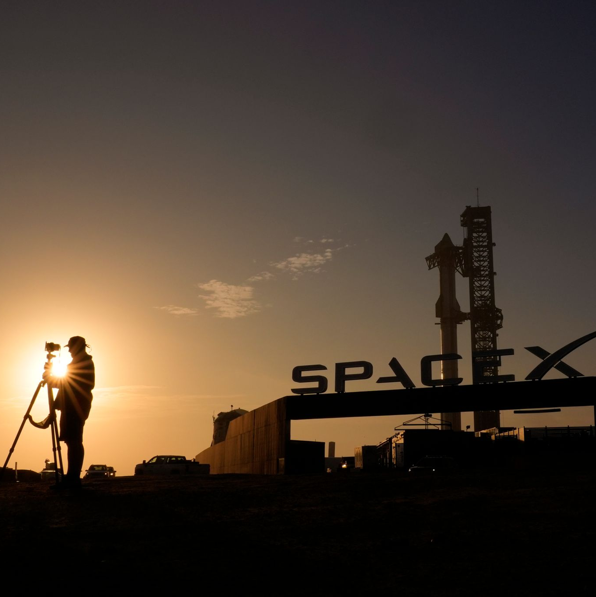 Ein Fotograf bereitet sich darauf vor, Fotos von der SpaceX-Megarakete «Starship» zu machen, während sie für einen Testflug von der Starbase vorbereitet wird. - Foto: Eric Gay/AP/dpa