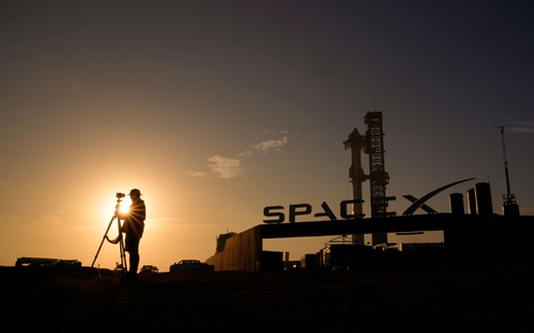 Die SpaceX-Megarakete «Starship» wird in Boca Chica (Texas) für ihren Testflug vorbereitet. - Foto: Eric Gay/AP/dpa Die SpaceX-Megarakete «Starship» wird in Boca Chica (Texas) für ihren Testflug vorbereitet. - Foto: Eric Gay/AP/dpa