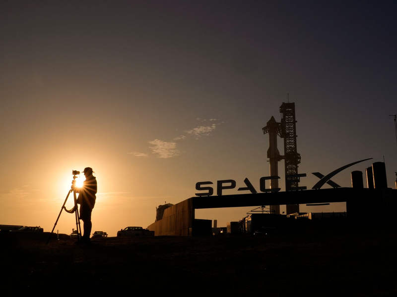 Die SpaceX-Megarakete «Starship» wird in Boca Chica (Texas) für ihren Testflug vorbereitet. - Foto: Eric Gay/AP/dpa