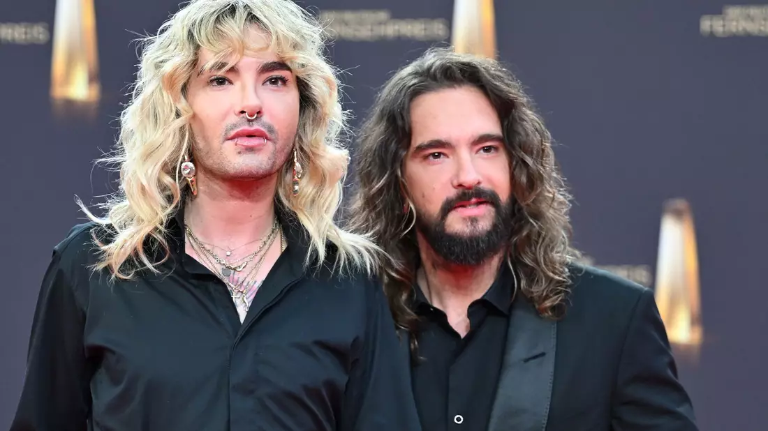 Die Musiker Bill Kaulitz (l) und Tom Kaulitz bei der Verleihung der Deutschen Fernsehpreise 2023. - Bild: Henning Kaiser/dpa