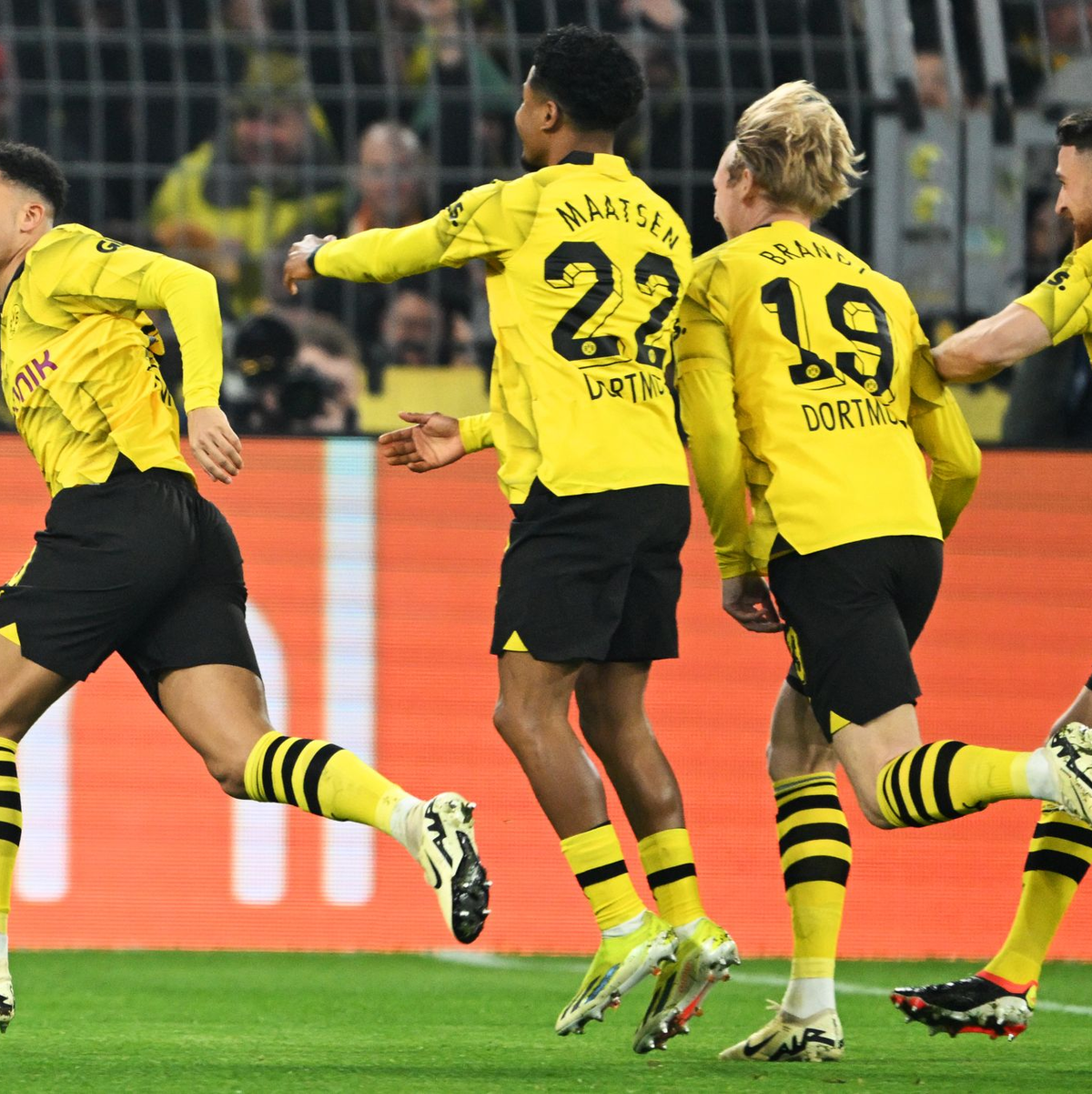 Jadon Sancho (l) erzielte früh das 1:0 für Borussia Dortmund. - Foto: Federico Gambarini/dpa