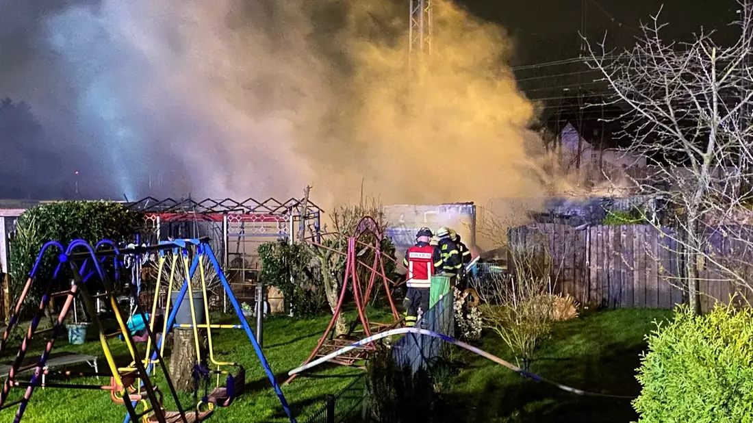 FW-DO: 13.03.2024 - Feuer in Mengede Gartenlaube bei Brand komplett zerstört. Zwei weitere Lauben wurden beschädigt. Glücklicherweise wurde niemand verletzt. - Bild: presseportal.de