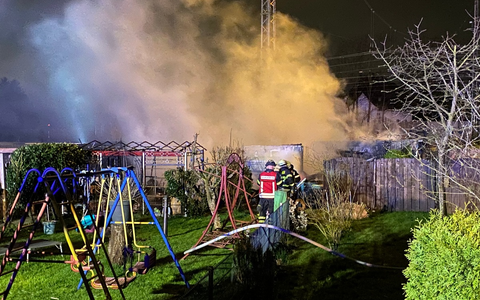 FW-DO: 13.03.2024 - Feuer in Mengede Gartenlaube bei Brand komplett zerstört. Zwei weitere Lauben wurden beschädigt. Glücklicherweise wurde niemand verletzt. - Foto: presseportal.de