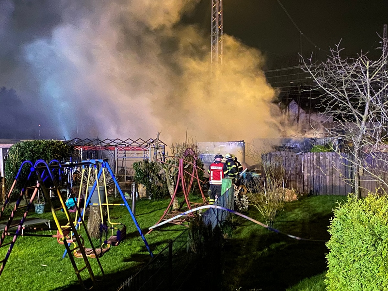FW-DO: 13.03.2024 - Feuer in Mengede Gartenlaube bei Brand komplett zerstört. Zwei weitere Lauben wurden beschädigt. Glücklicherweise wurde niemand verletzt. - Foto: presseportal.de