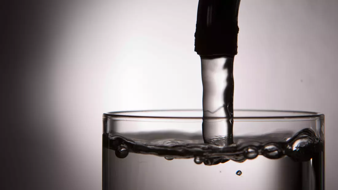 Flint hatte sich aus dem Versorgungsnetz abgekoppelt und sein Wasser aus dem Flint River bezogen (Symbolbild). - Bild: Lukas Schulze/dpa