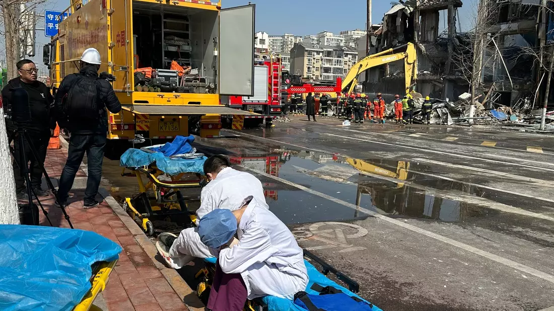 Die Feuerwehr schickte nach eigenen Angaben mehr als 150 Rettungskräfte zum Unfallort. - Bild: Ng Han Guan/AP