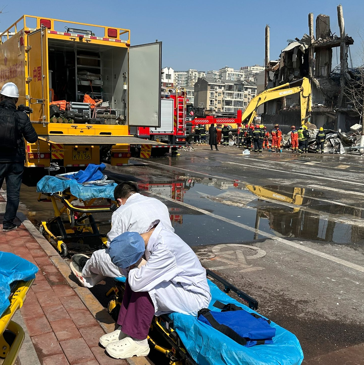 Die Feuerwehr schickte nach eigenen Angaben mehr als 150 Rettungskräfte zum Unfallort. - Foto: Ng Han Guan/AP