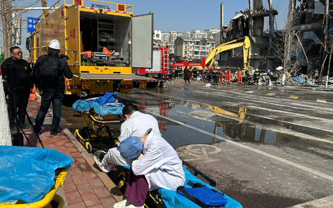 Die Feuerwehr schickte nach eigenen Angaben mehr als 150 Rettungskräfte zum Unfallort. - Foto: Ng Han Guan/AP