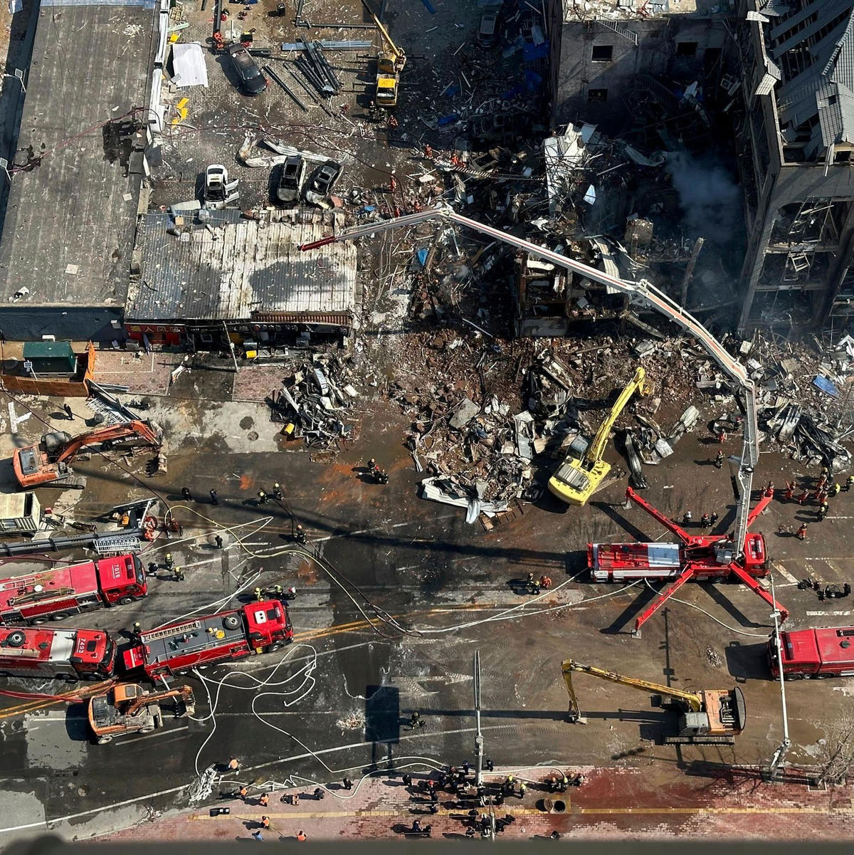 Das Gebäude auf einer Geschäftsstraße wurde komplett zerstört, umliegende Häuser und Autos wurden schwer beschädigt. - Foto: Ng Han Guan/AP/dpa