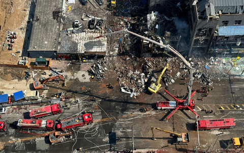 Das Gebäude auf einer Geschäftsstraße wurde komplett zerstört, umliegende Häuser und Autos wurden schwer beschädigt. - Foto: Ng Han Guan/AP/dpa