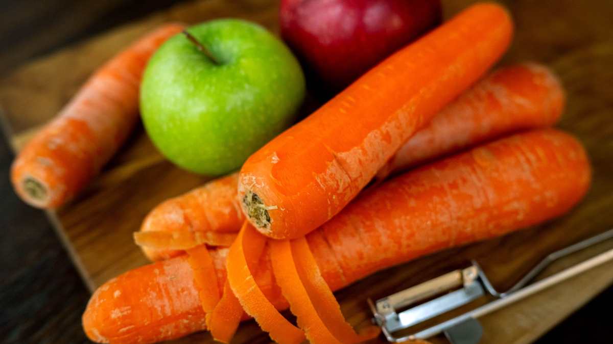 Vorgeschlagen wird etwa, die Mehrwertsteuer unter anderem für Obst und Gemüse aus der EU in Bio-Qualität zu streichen. - Foto: Sina Schuldt/dpa