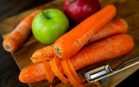 Vorgeschlagen wird etwa, die Mehrwertsteuer unter anderem für Obst und Gemüse aus der EU in Bio-Qualität zu streichen. - Foto: Sina Schuldt/dpa
