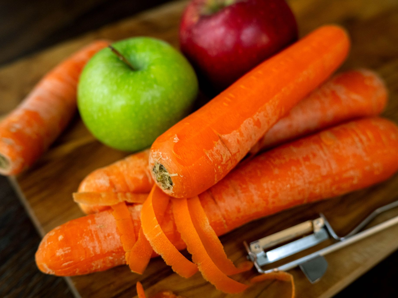 Vorgeschlagen wird etwa, die Mehrwertsteuer unter anderem für Obst und Gemüse aus der EU in Bio-Qualität zu streichen. - Foto: Sina Schuldt/dpa