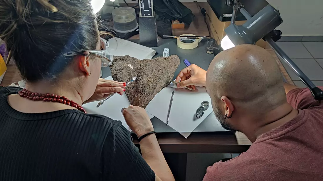 Ein internationales Forschungsteam entnimmt Proben für die geochemischen Analysen. - Bild: --/Senckenberg Gesellschaft für Naturforschung/dpa