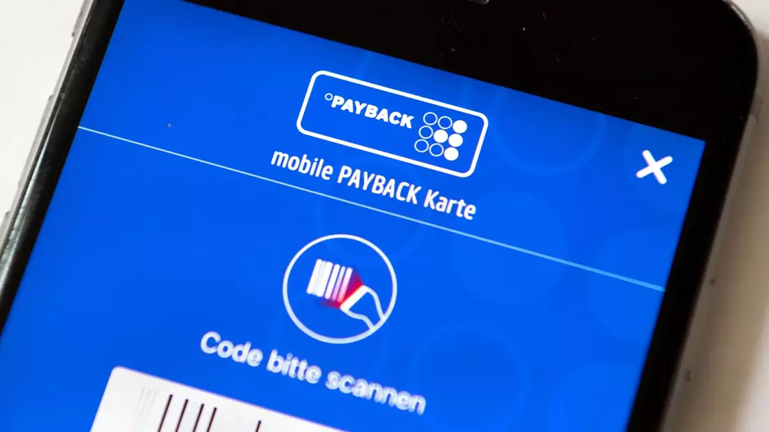 Die Payback-App auf einem Smartphone: Das Unternehmen hat Edeka und die Sparkassen als künftige Partner gewonnen. - Bild: Sina Schuldt/dpa