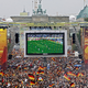 Soll auch dieses Jahr möglich werden: Tausende Zuschauer verfolgen auf der Fanmeile am Brandenburger Tor in Berlin ein WM-Fußballspiel der deutschen Nationalmannschaft. - Foto: Marcel Mettelsiefen/dpa