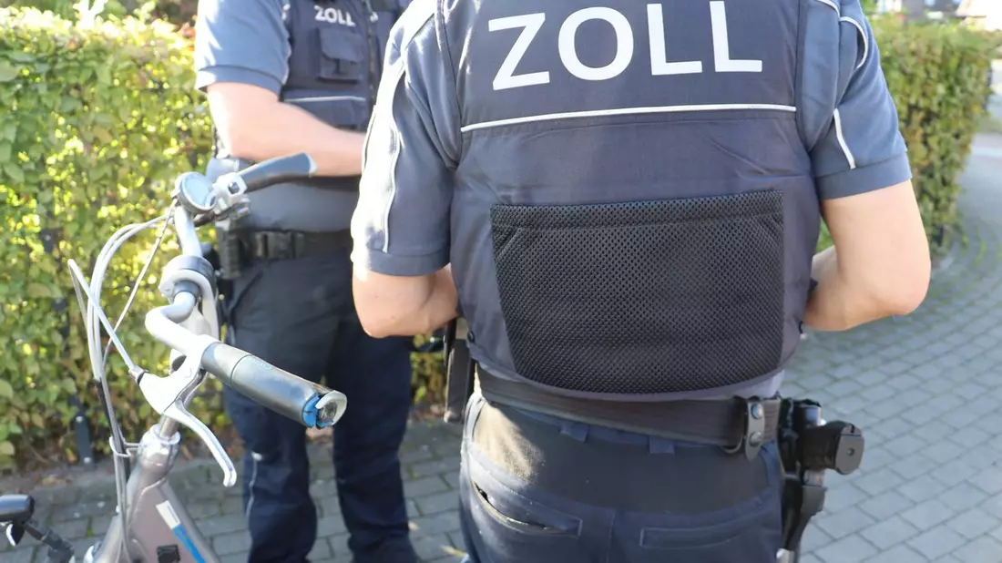 HZA-MS: Zoll stoppt Fahrrad-Drogenkurier bei Gronau / Schmuggel von gut 180 g Heroin und 100 g Streckmittel vereitelt - Mann in U-Haft - Bild: presseportal.de