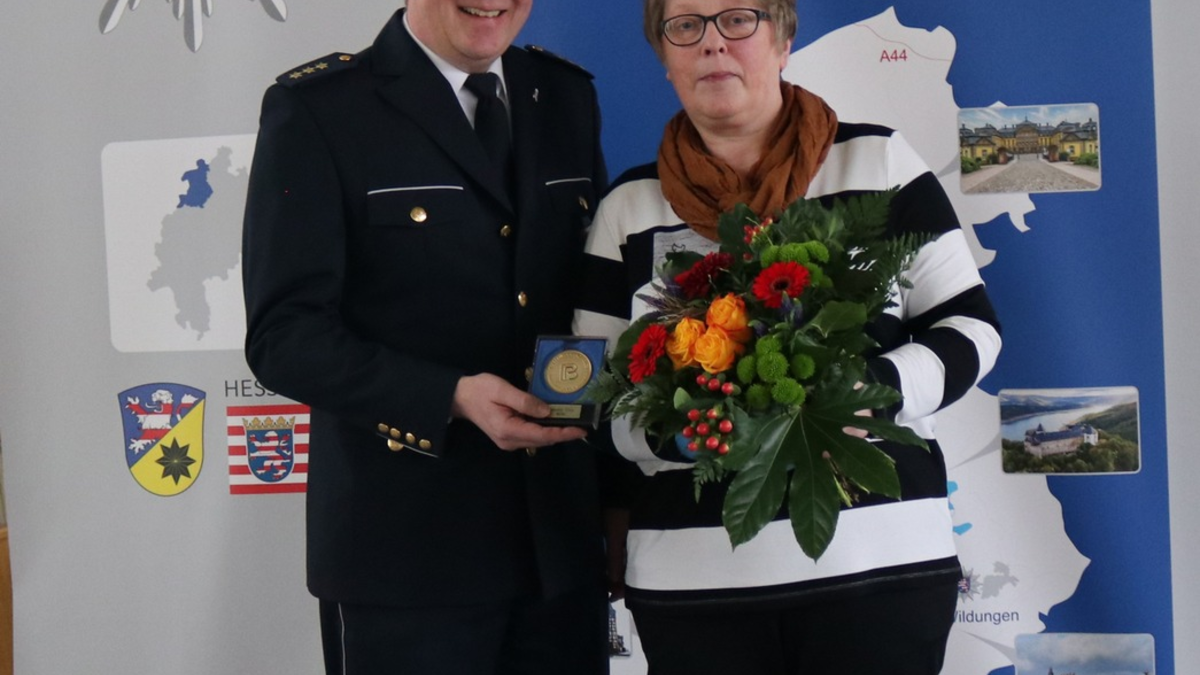 POL-KB: Korbach - Kasseler Polizeimedaille an couragierte Korbacherin verliehen - Foto: presseportal.de