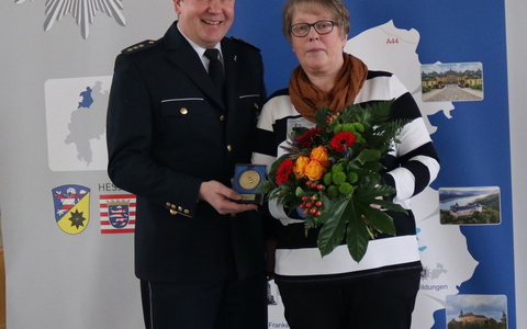 POL-KB: Korbach - Kasseler Polizeimedaille an couragierte Korbacherin verliehen - Foto: presseportal.de