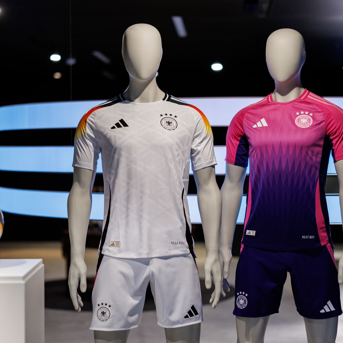 Die offiziellen Trikots der deutschen Fußball-Nationalmannschaft für die Heim-EM 2024. - Foto: Daniel Karmann/dpa