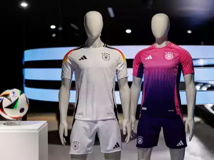 Die offiziellen Trikots der deutschen Fußball-Nationalmannschaft für die Heim-EM 2024. - Foto: Daniel Karmann/dpa