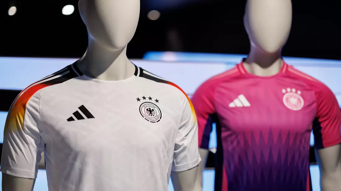 In Weiß und Pink geht es bei der Heim-EM um die Trophäe. - Bild: Daniel Karmann/dpa