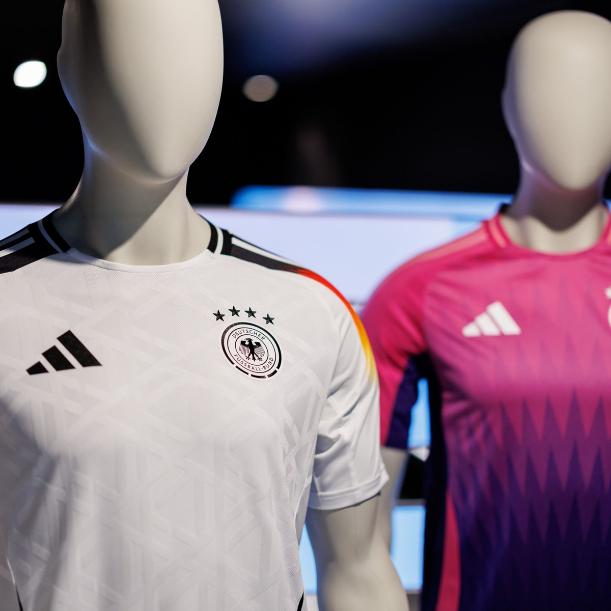 In Weiß und Pink geht es bei der Heim-EM um die Trophäe. - Foto: Daniel Karmann/dpa