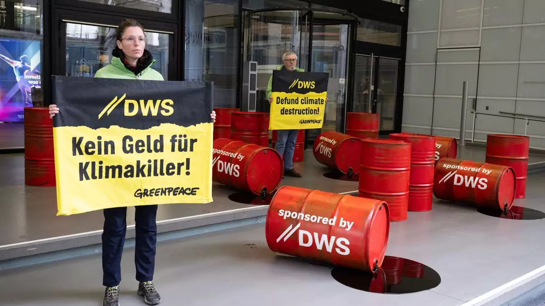 DWS in der Kritik: Die Umweltschützer von Greenpeace werfen der Deutsche-Bank-Tochter schon länger Greenwashing vor. (Archivbild) - Bild: Boris Roessler/dpa