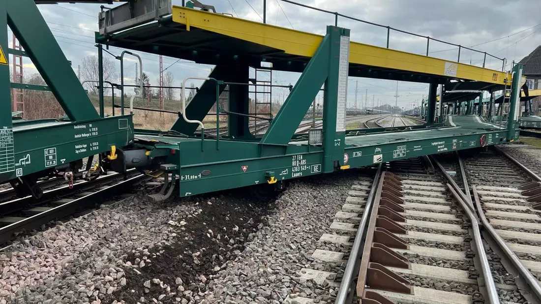 BPOL-HB: Leerer Autotransportzug entgleist - Bild: presseportal.de