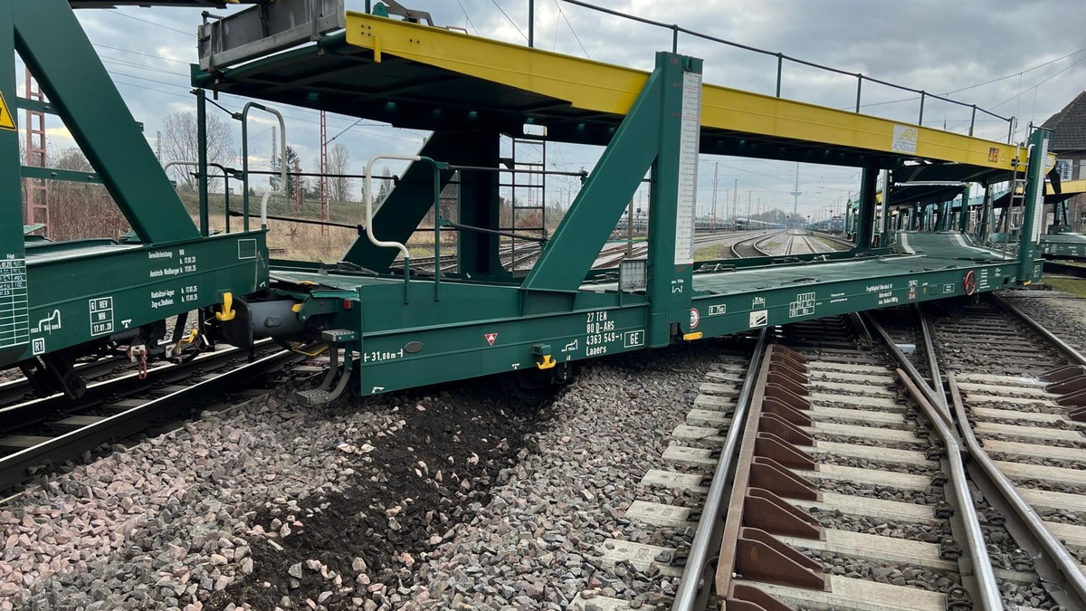 BPOL-HB: Leerer Autotransportzug entgleist - Foto: presseportal.de