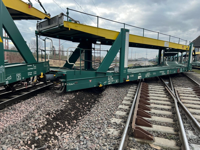 BPOL-HB: Leerer Autotransportzug entgleist - Foto: presseportal.de