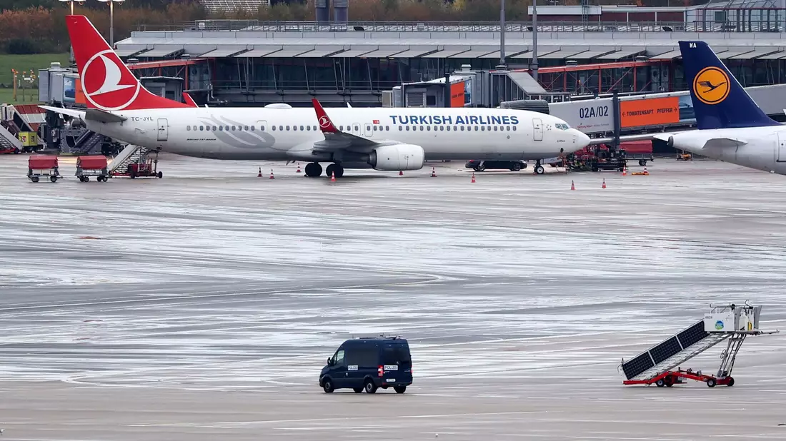Gut vier Monate sind seit der Geiselnahme auf dem Hamburger Flughafen vergangen. Jetzt wurde Anklage erhoben. - Bild: Bodo Marks/dpa