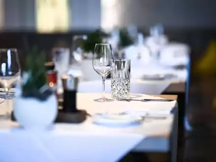 Nach der Coronakrise kam die Inflation: Für Gastronomie und Hotellerie sind es schwierige Zeiten. - Foto: Felix Kästle/dpa