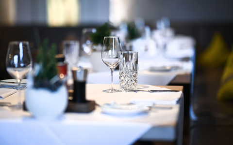 Nach der Coronakrise kam die Inflation: Für Gastronomie und Hotellerie sind es schwierige Zeiten. - Foto: Felix Kästle/dpa