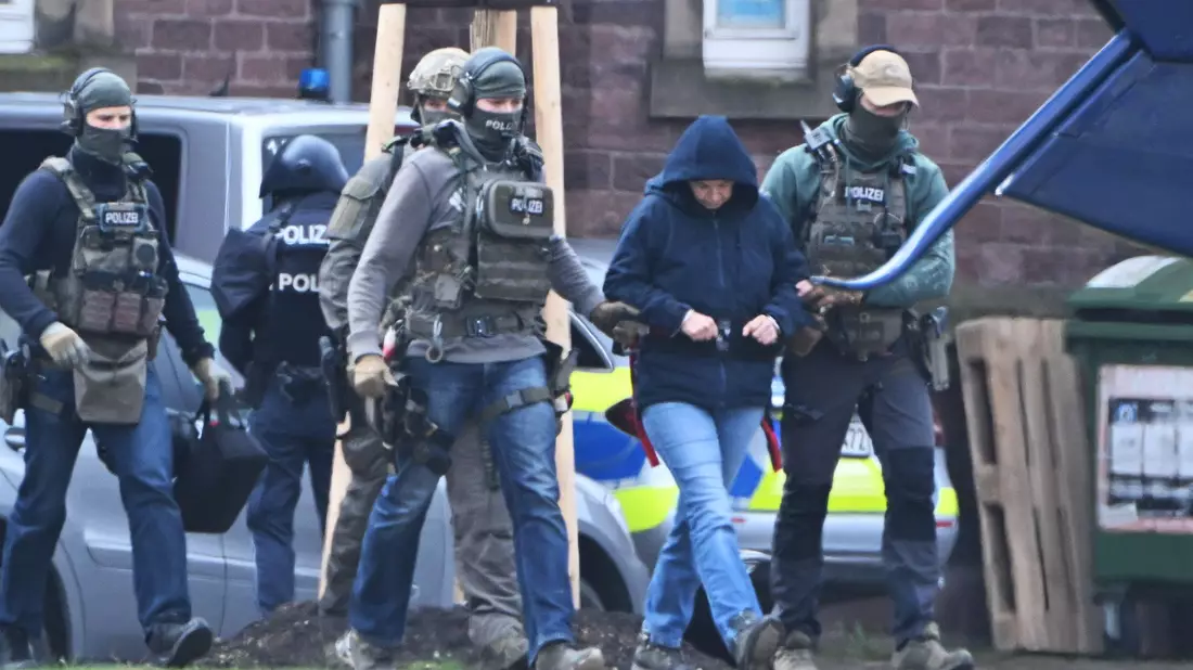 Die frühere RAF-Terroristin Daniela Klette wird in Karlsruhe zu einem Hubschrauber geführt. - Bild: Uli Deck/dpa